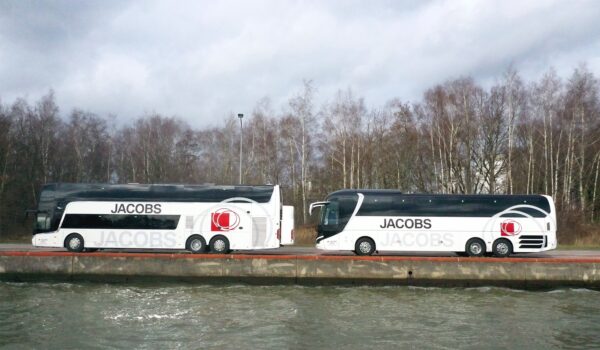 Beletteren bus van Jacobs.