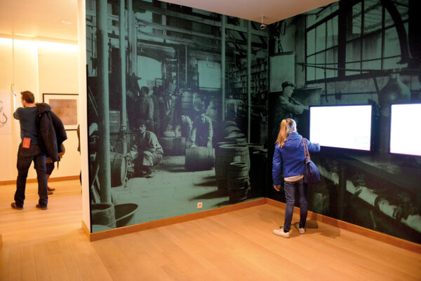 Groot formaat foto printen op wand van het jenevermuseum.