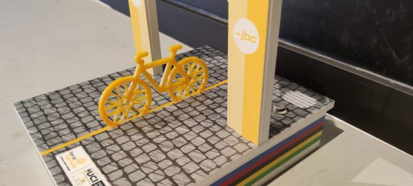Gelaserde fiets voor display Kom Op Tegen Kanker