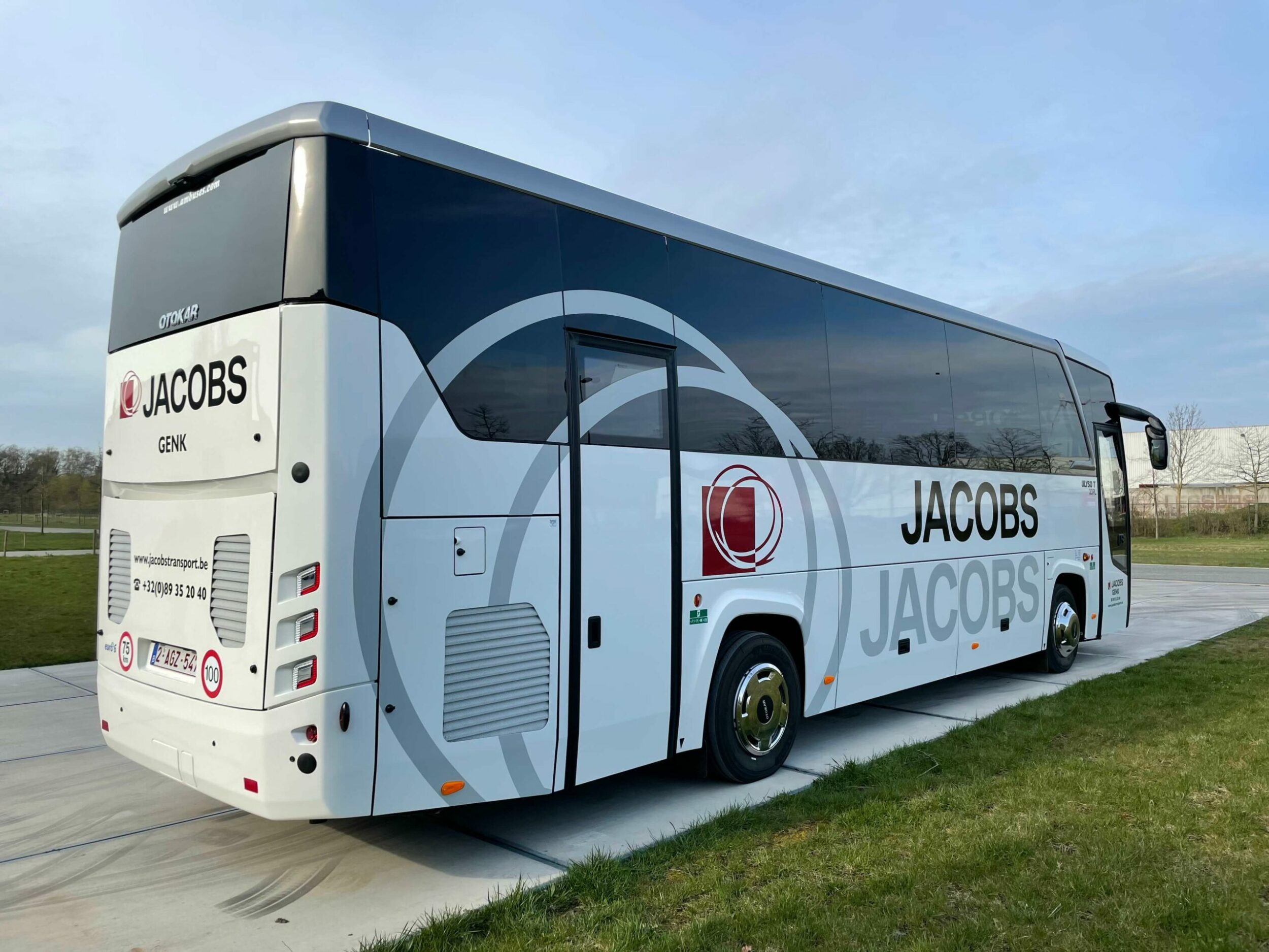 Bestickering bus voor Jacobs transport