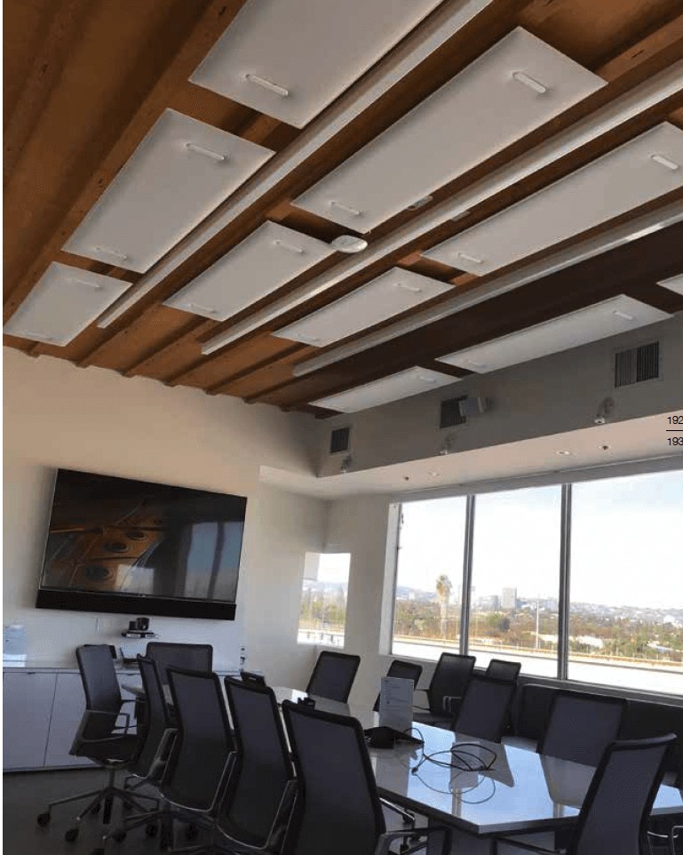 Akoestisch paneel met design kabelhangers tegen plafond